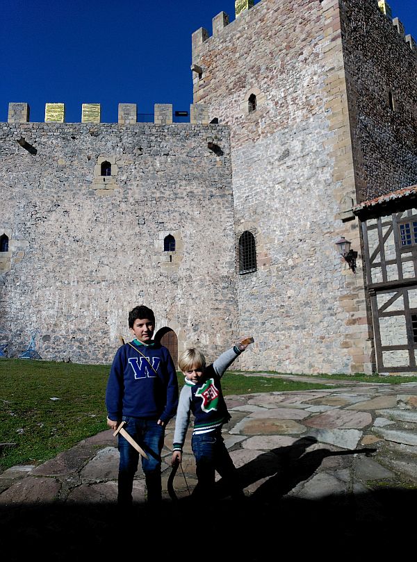 Niños en Castillo de San Vicent en Argueso, Cantabria