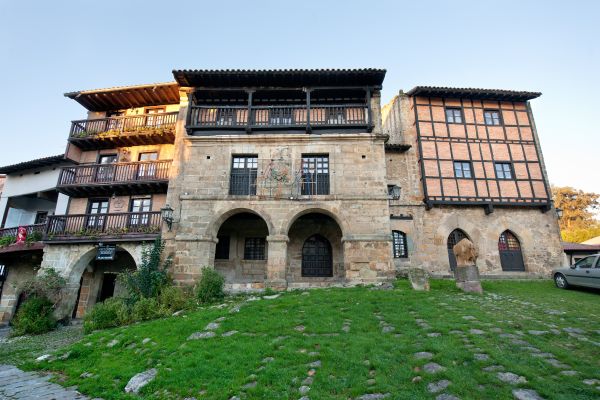 casas-del-aguila-y-la-parra-en-santillana-del-mar