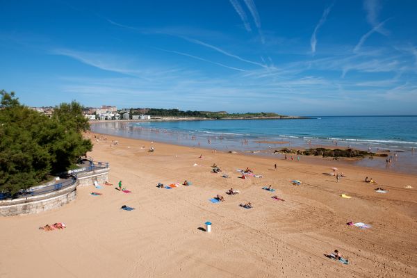 playa-del-sardinero-con-matalenas-y-faro-de-fondo-2