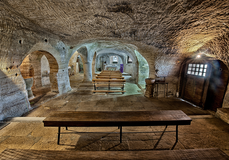 interior-de-la-iglesia-rupestre-de-santa-maria-de-valverde-en-valderredible-3