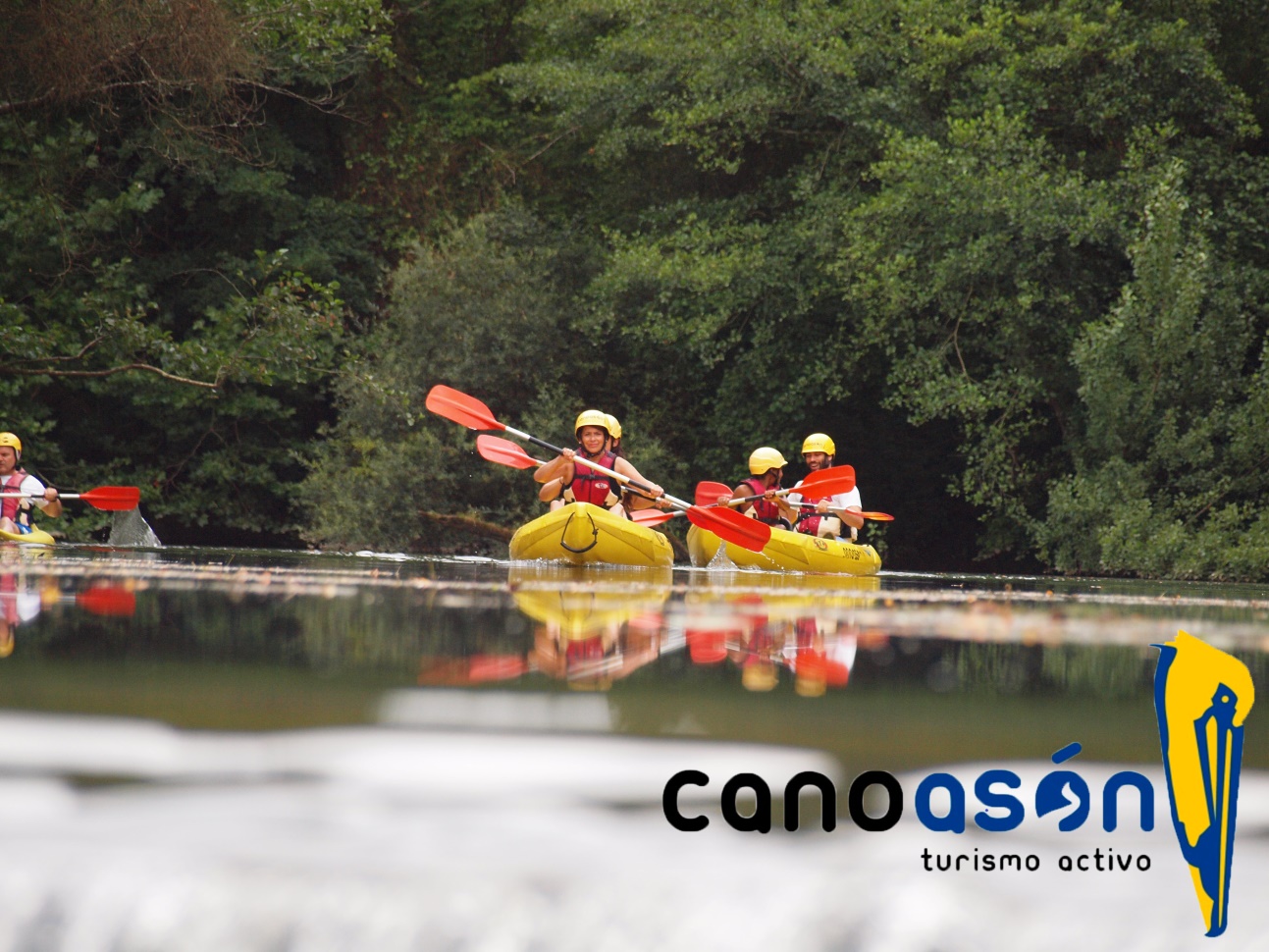 Descenso en canoas guiados por el río Asón