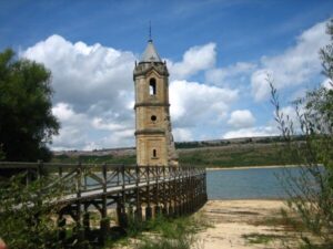 Campanario Iglesia sumergida en Campoo