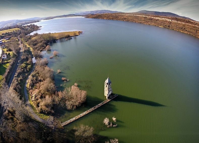 Vista aérea iglesia pantano embalse del Ebro